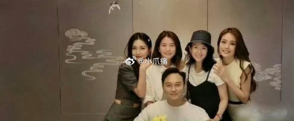 包文婧教的好啊，看包贝尔跟女人拍合照的自觉性​