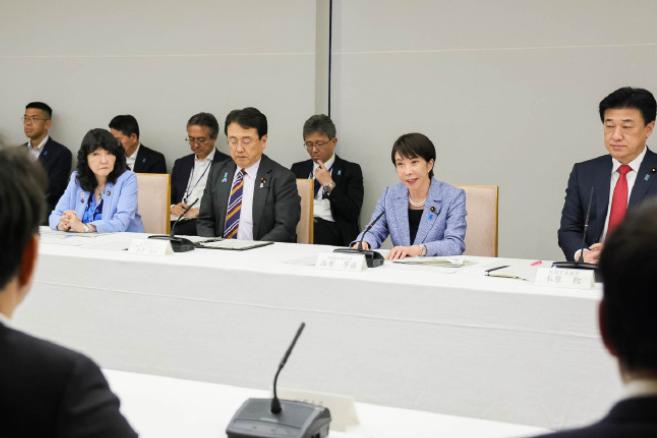 日本坐不住了！高市内阁首次求访华，中方接不接还是未知数。这两天国际上最有意思