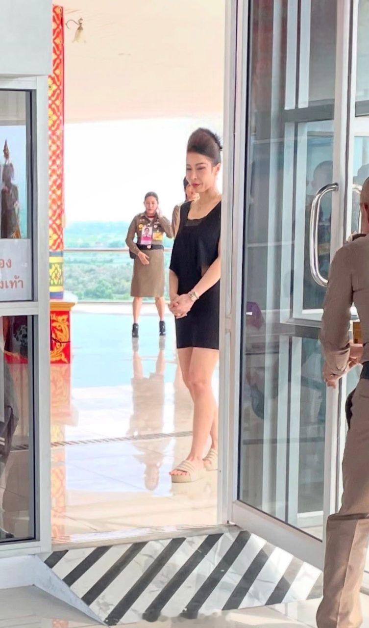 不是，小主你作什么妖啊？狗哥的小主玛娜西亚，之前介绍过的那位42岁的“小主”，这