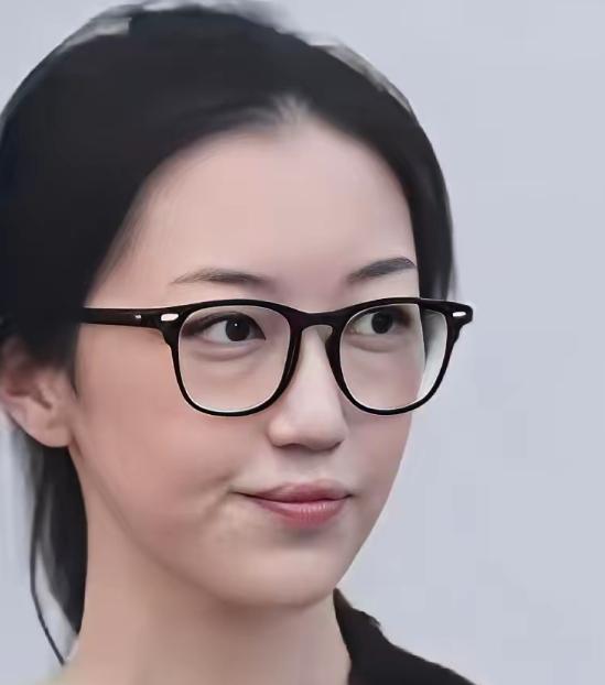 李嫣面相变了！素颜五官精致不显兔唇，和窦靖童同框抢眼超像王菲娱乐