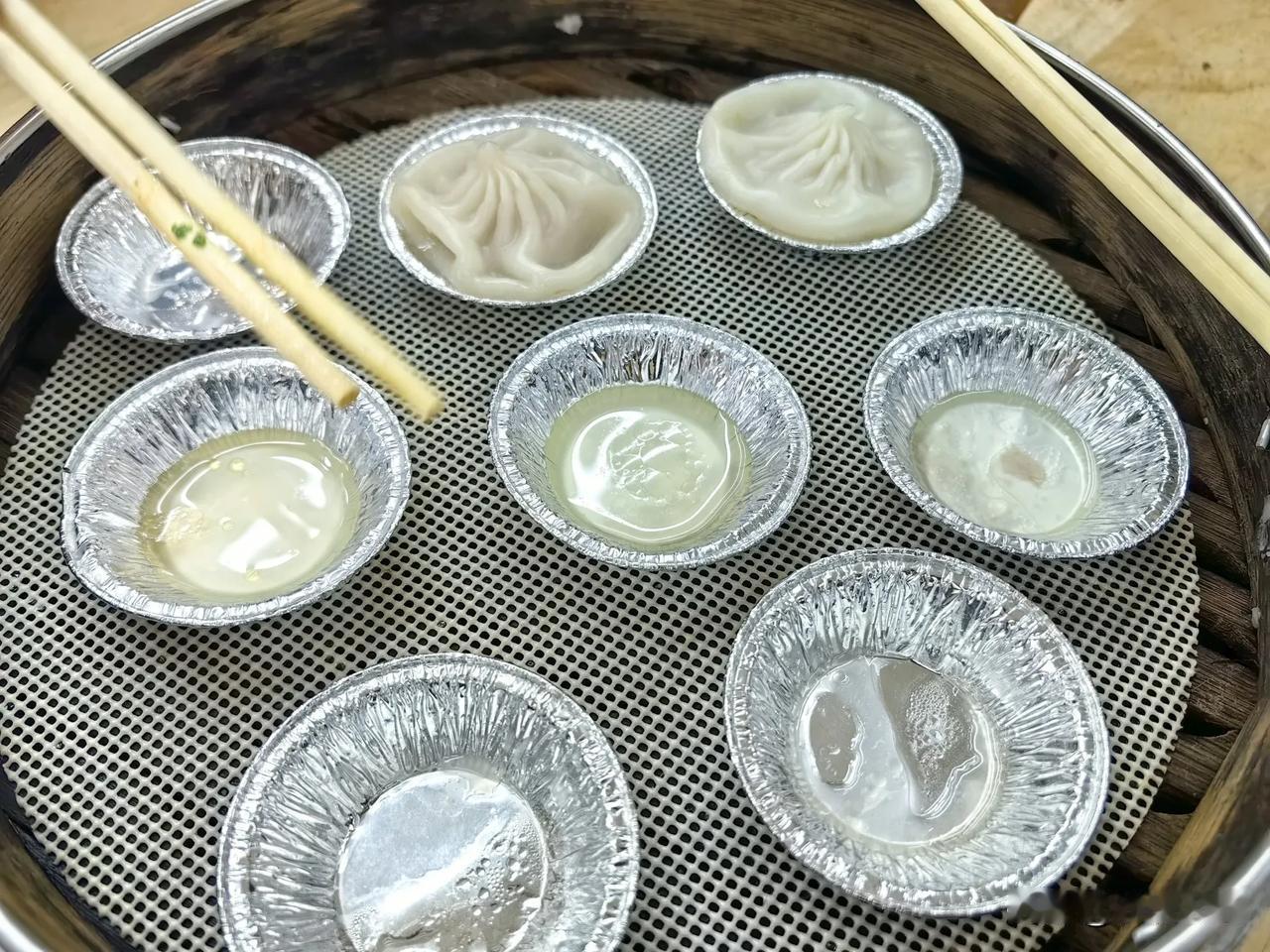 青岛的物价高。早餐吃早餐，一笼灌汤包子8个13元，一碗虾仁馄饨20元，一碗白米粥