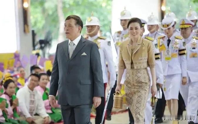 就在刚刚泰国宣布了！2025年7月28日，泰国王突然宣布取消生日庆典