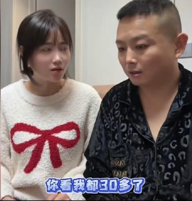夫妻闲聊，妻子先故作正经，说起网上流传的趣味说法，开起了玩笑：“都说史料记载，盛