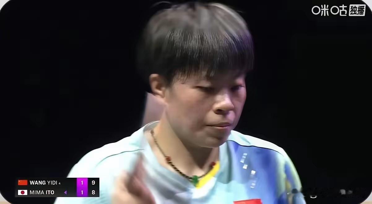 这场内战结果，直接决定谁去对上张本美和。王艺迪开局被郑怡静抢先拿下一局，及时