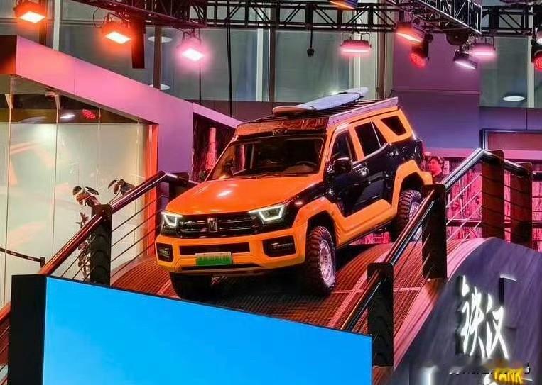 坦克展台带来了全新坦克300极地版、全新坦克400敦煌紫和全新坦克500敦煌绿。