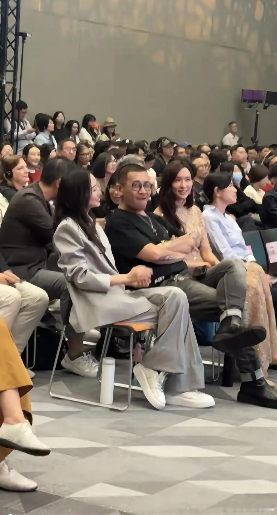 林志玲与张钧甯一起参加活动，二人只差了9岁，但看着像差20岁似的，林志玲不仅脸部