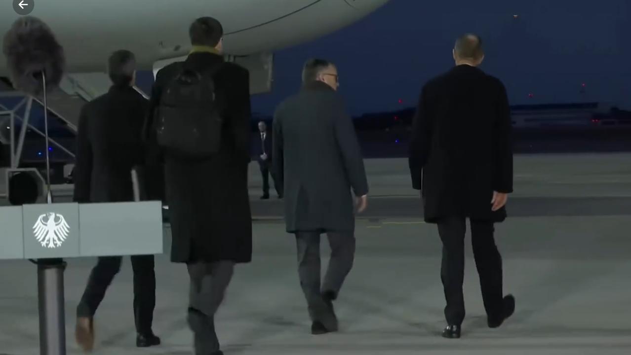 默茨出发北京，德国机场没有铺红毯也没有欢送人员，背影照好孤单！德国当地时间2月2