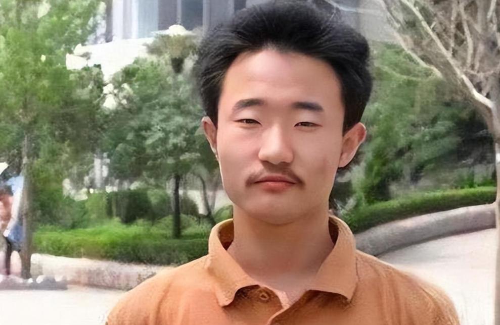 2004年，他考了749分，离高考总分只差1分，成为山东高考状元，轰动全国，然而