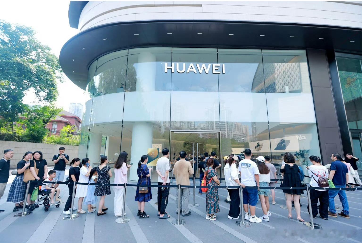 华为Pura80门店确实火🙌谁不想来一台演唱会旅行出片神器呢[笑而不语