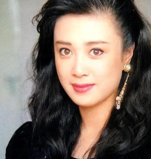 2023年，59岁的“最美妲己”傅艺伟伫立在北京公墓，悲痛地望着年仅31岁独子的