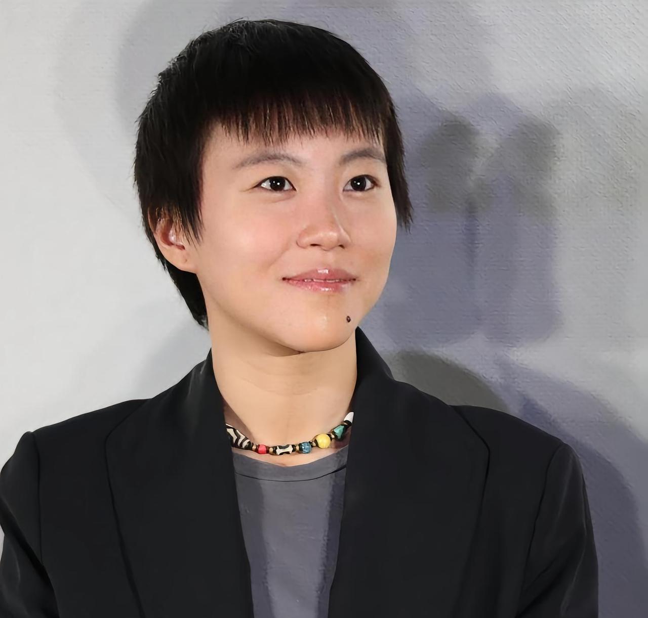 她没回答的问题，比给出的答案更耐人寻味。记者问她，三个“爸爸”教会你什么。她