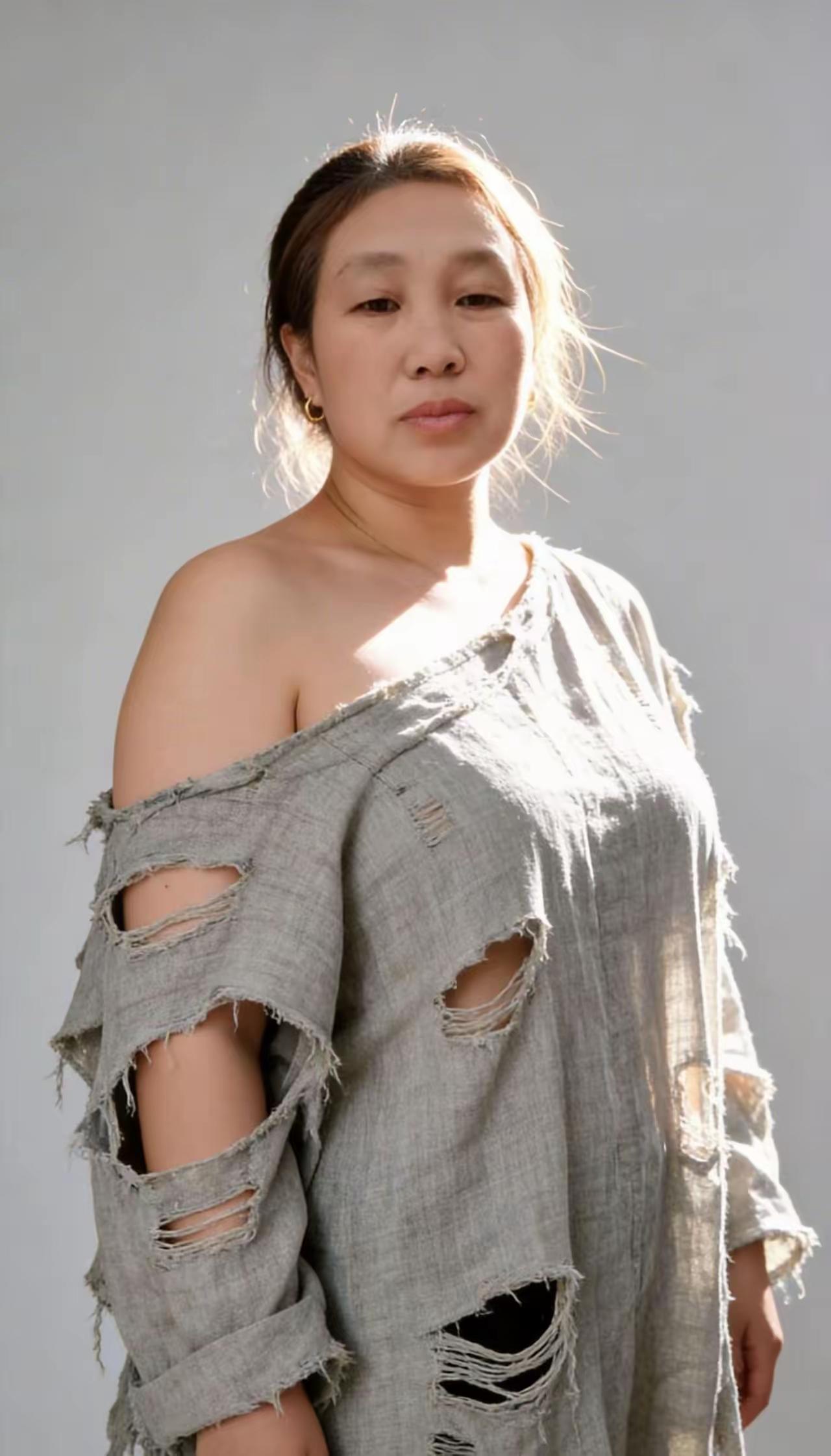 50年前的生产队总有一两个穿得这么破烂的妇女，不笑人。就在我家山顶上两个40