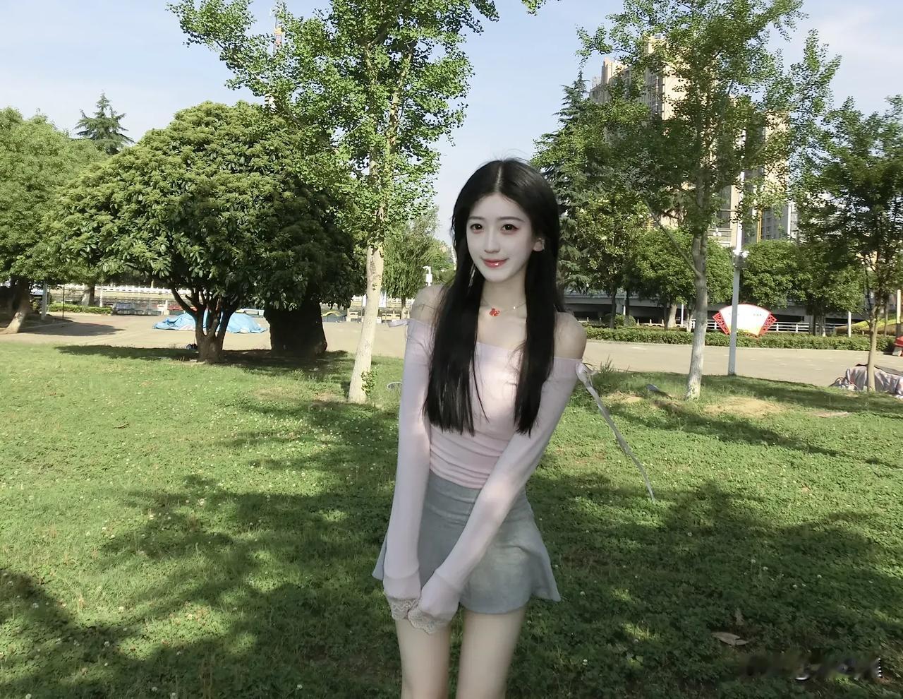 阳光下的少女，绿意盎然的公园，甜美笑容，清新自然。