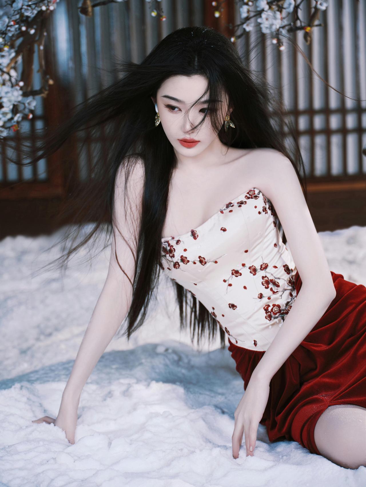 孔雪儿雪落下来时，世界轻得像一声叹息。你把红丝绒铺在雪上，让梅花的影子，