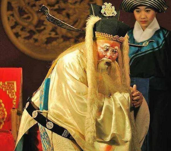 乾隆年间，有个进士参加殿试，他刚说完自己的姓氏，乾隆立刻下令：取消功名，永不得参