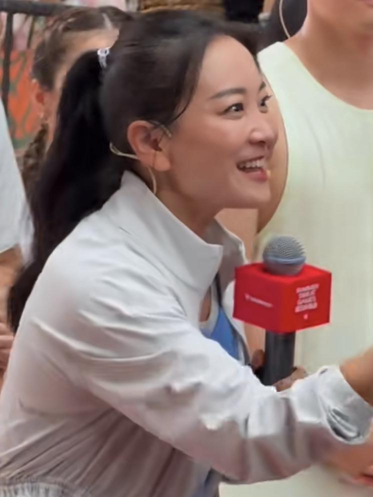 贾玲，真的是个谜！贾玲现在的体态最好了，健康匀称有肌肉，不是那种干瘦干瘦的，而