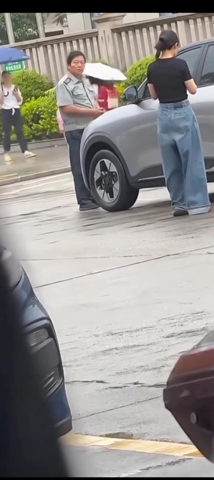 扇女子耳光保安已被停职，因网传视频并不完整。事发地附近的永安市第一中学附属学校