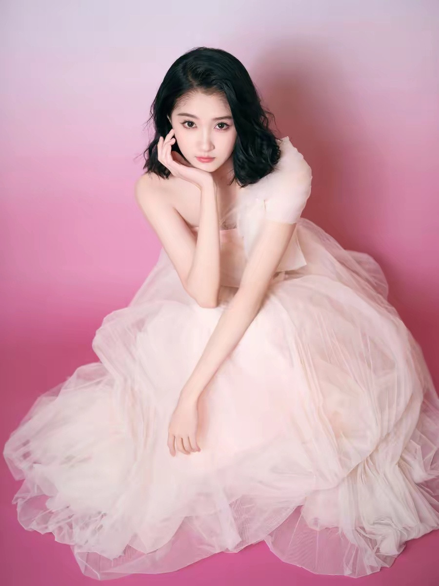 关晓彤粉色纱裙一穿，还真是妥妥的少女感！我要是有关晓彤这身材，做梦都得笑醒。关晓