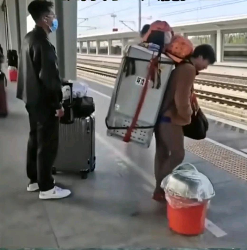 最近，一外地小伙背着一台旧洗衣机乘火车回家的视频，冲上了某市的新闻头条。有一云