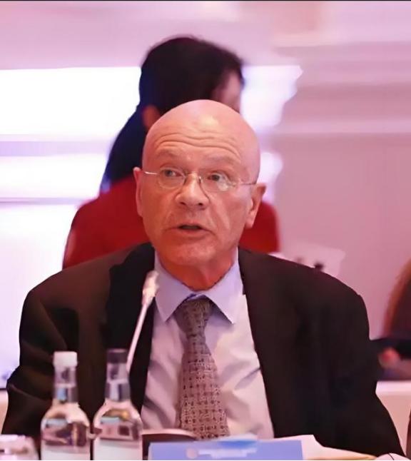 英国学者马丁·雅克，再次语出惊人！他曾经说：“美国之所以一直针对中国，是因为中国