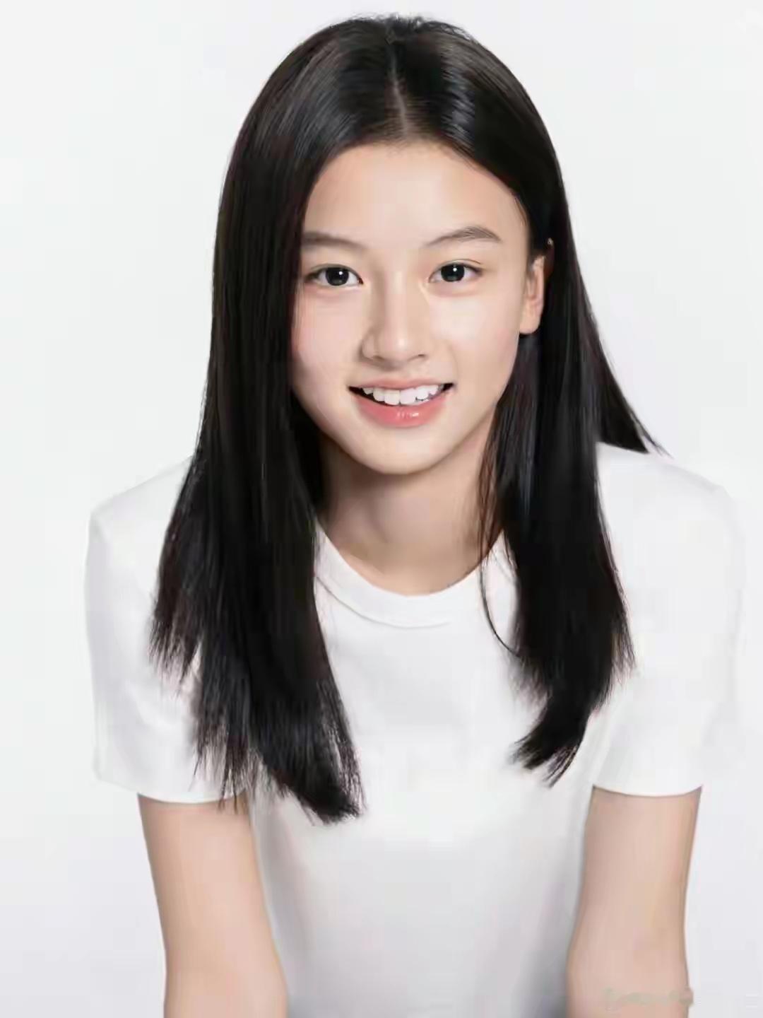 素颜神似张柏芝的河南15岁女孩七七正式出道，近期涨粉超5万，将与钟楚曦、尹昉合作