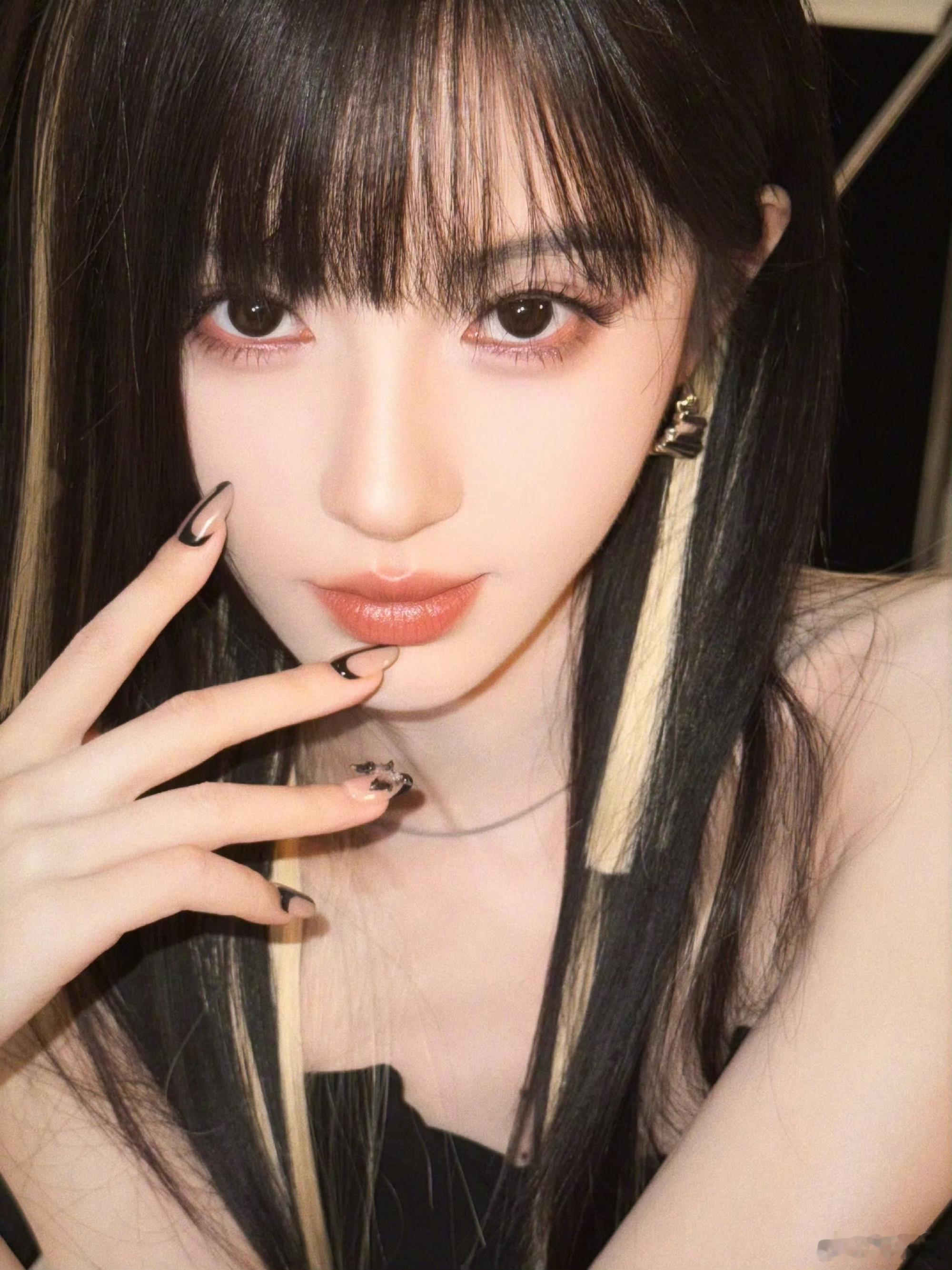 这个美甲发出来估计很多鞠粉去做​​​