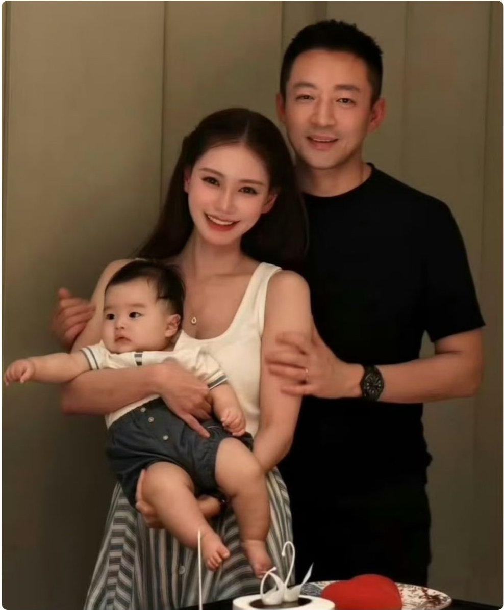 马筱梅迎34岁生日，晒一家三口合照庆生，小玥儿小菻菻未露面