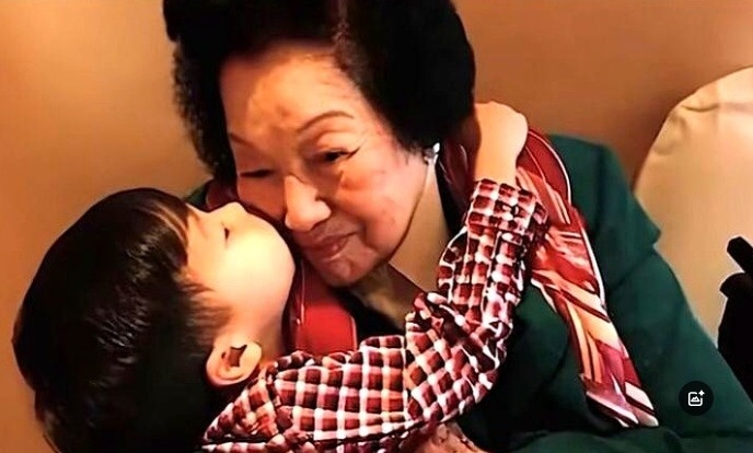 霍英东原配吕燕妮晚年与重孙霍中曦温馨同框，四代同堂尽显天伦之乐。老太太笑得合
