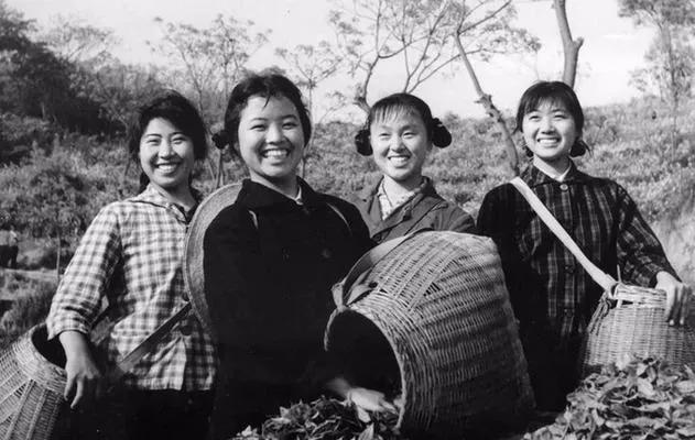 1972年，21岁的知青李文忠救起一名11岁的落水女孩，当女孩醒来睁开眼睛看到他