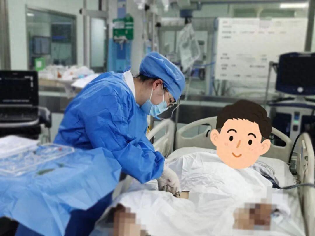 江苏，一位老人口渴得厉害，进屋想找点水喝，看见桌上放着一瓶矿泉水，拿起来就大口大