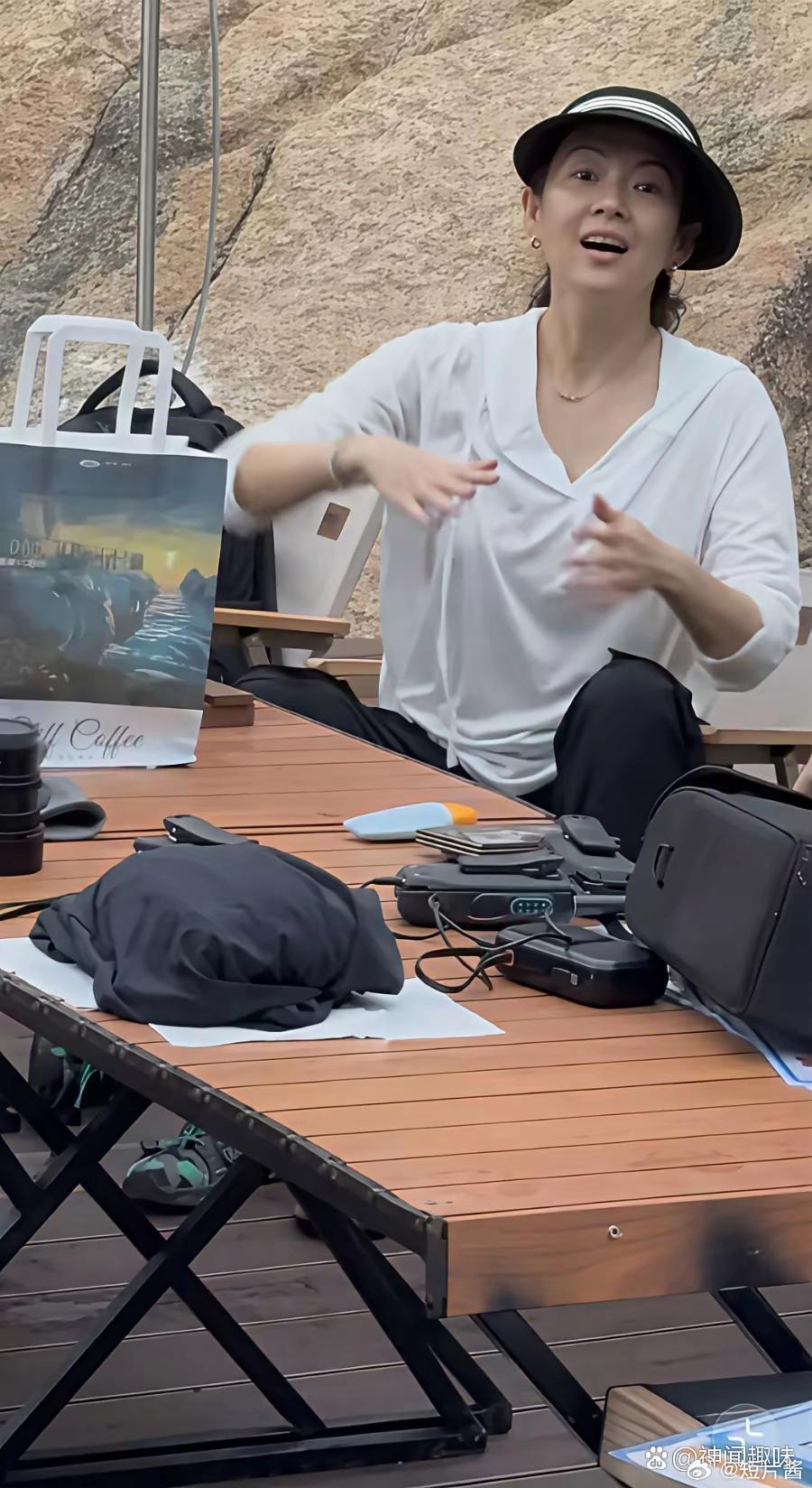 章子怡被路人拍到了近照，纯素颜出镜，和普通人差不多