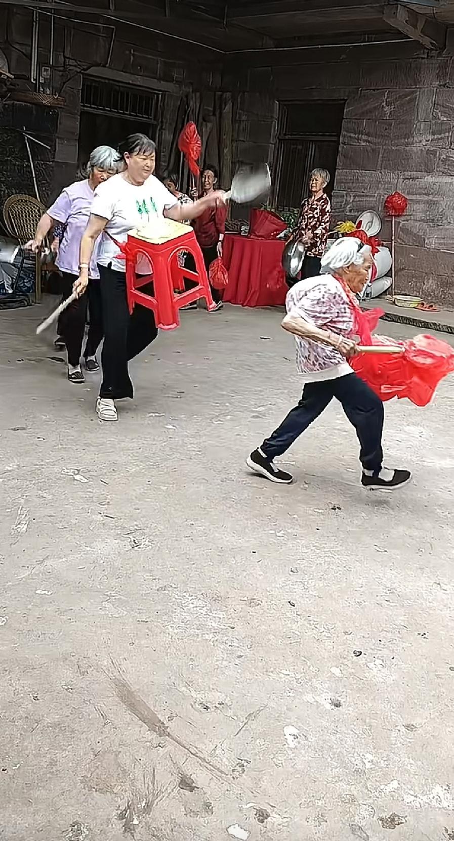 给奶奶和大妈们的表演点个赞吧[微笑]
