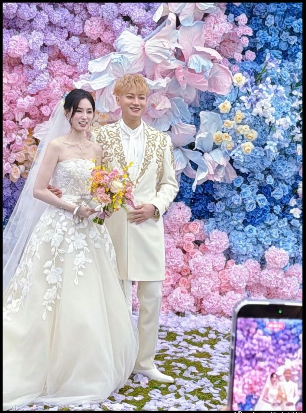 徐艺洋这套造型比婚纱好看，婚纱那套感觉上不了台面，还是这套更大气一点