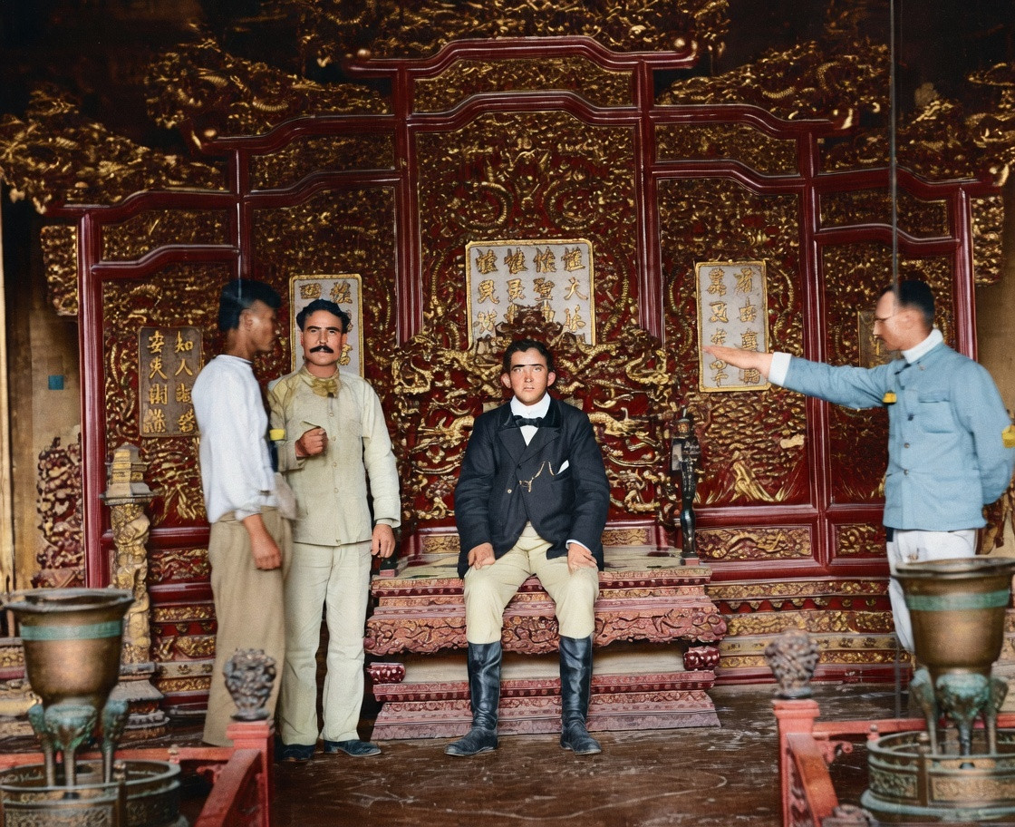 1900年，八国联军侵华期间，北京紫禁城（或颐和园仁寿殿）的皇帝宝座前，一位身着