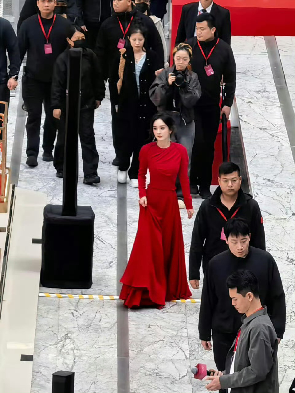 杨幂赵丽颖活动生图这个热搜放人家的黑图和精修图是不敢放生图吗，来看两位85花的纯