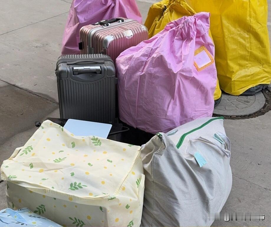 失业后被爸妈轮流骂失业两个月后告诉了父母，他们劝我回来，不要租房了，嫌租房花钱