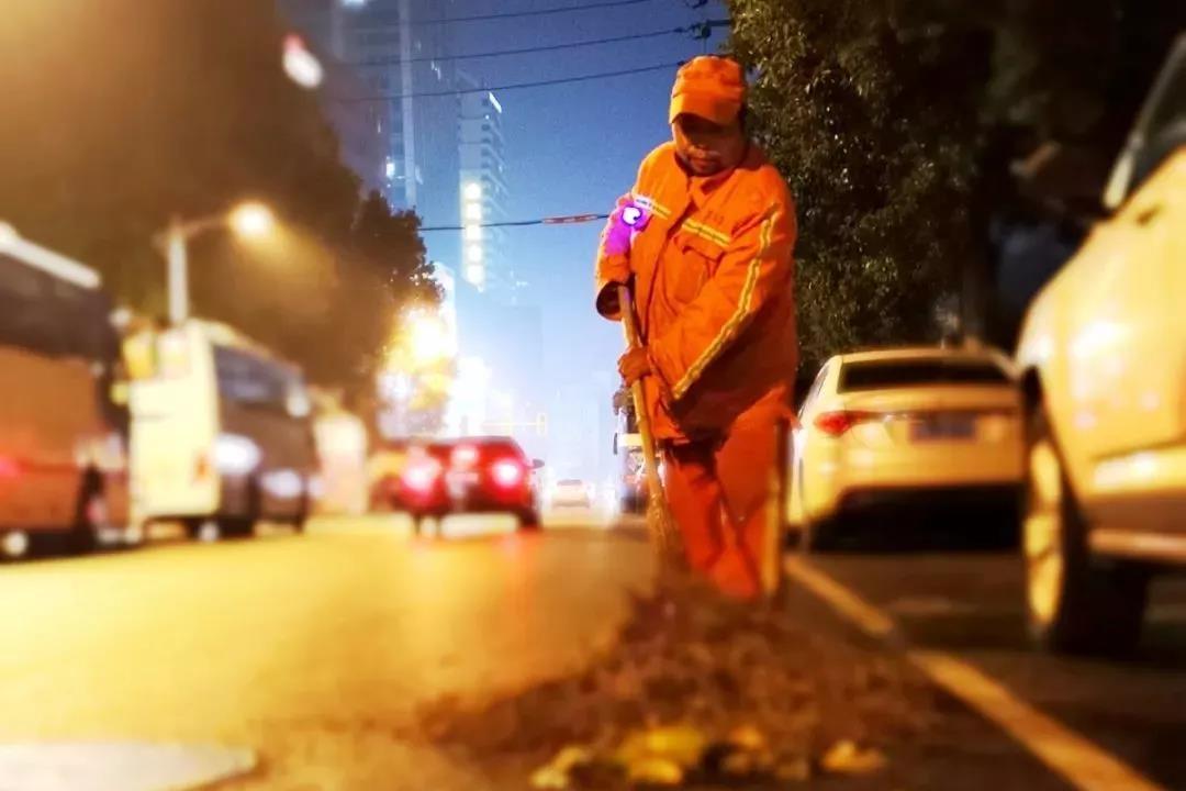 前阵子网上热传的一件事，让人心头一热。8名清洁工因为突降暴雨，跑进一家小餐馆