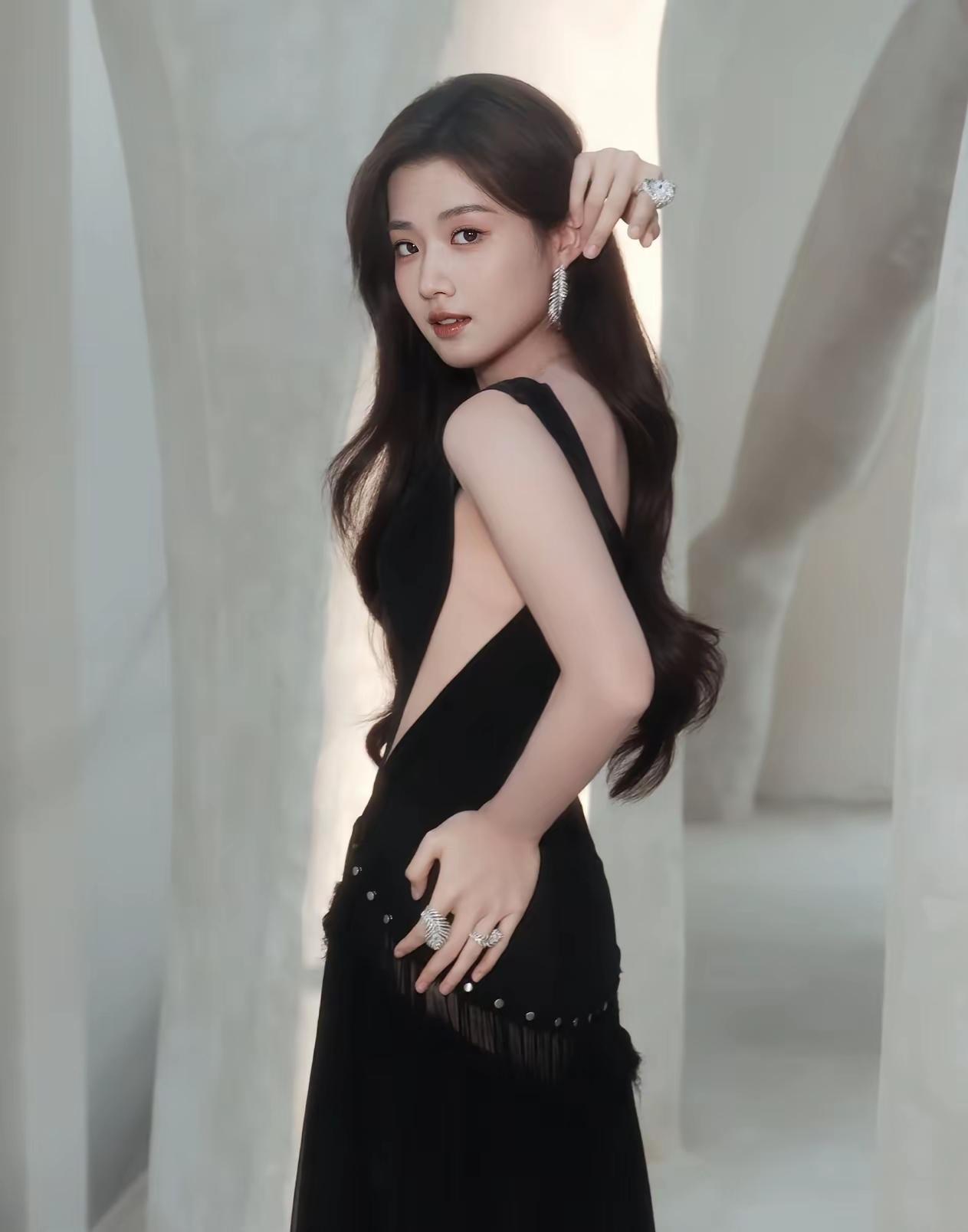 浮生一世，交友何须满座，贵在知心。一叶落而知秋深，一难临而知友真。经得住世事