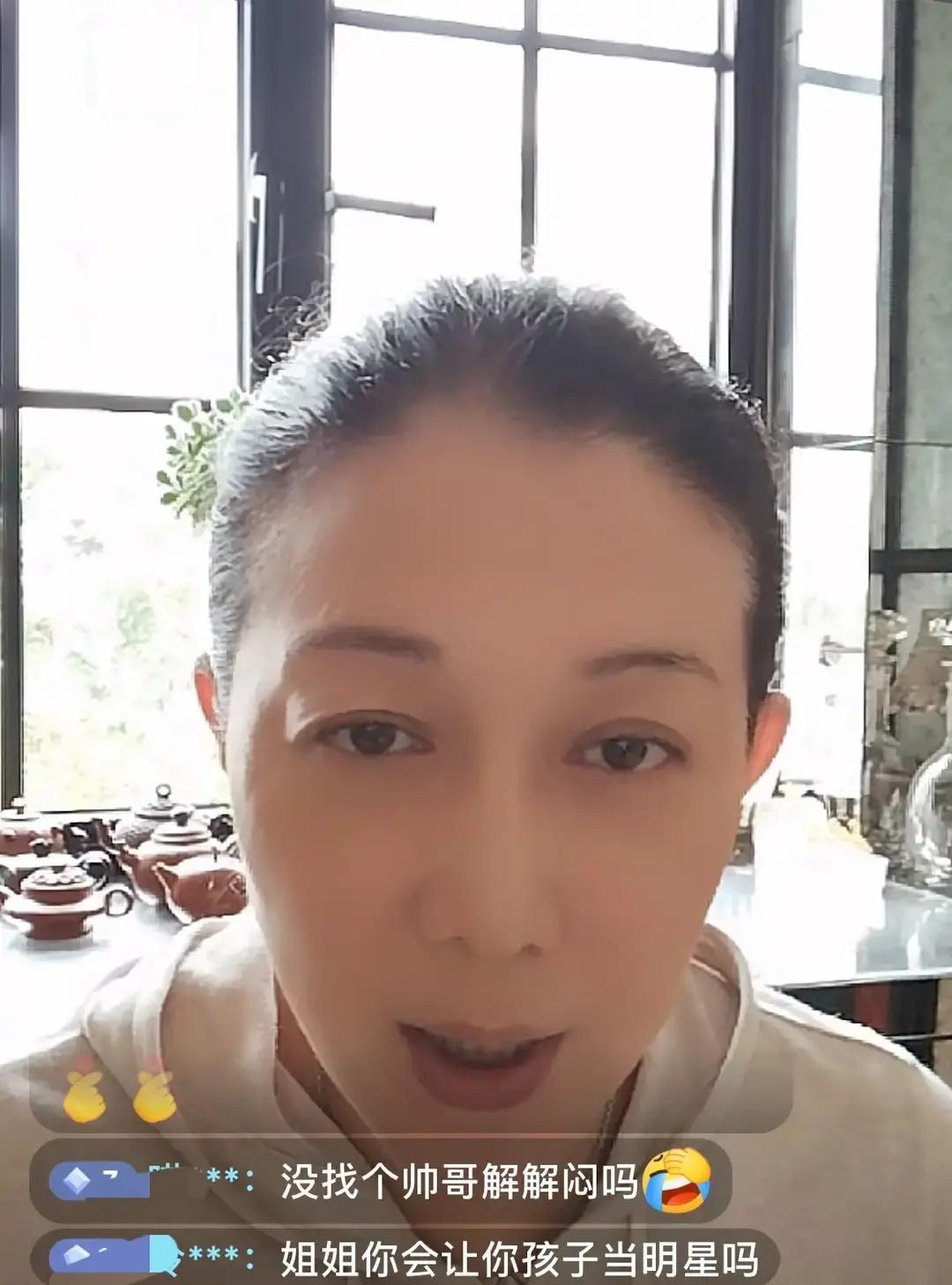 吴绮莉直播袒露真心话这番遗憾说得人鼻酸4月2日中午，香港演员吴绮莉开播和网