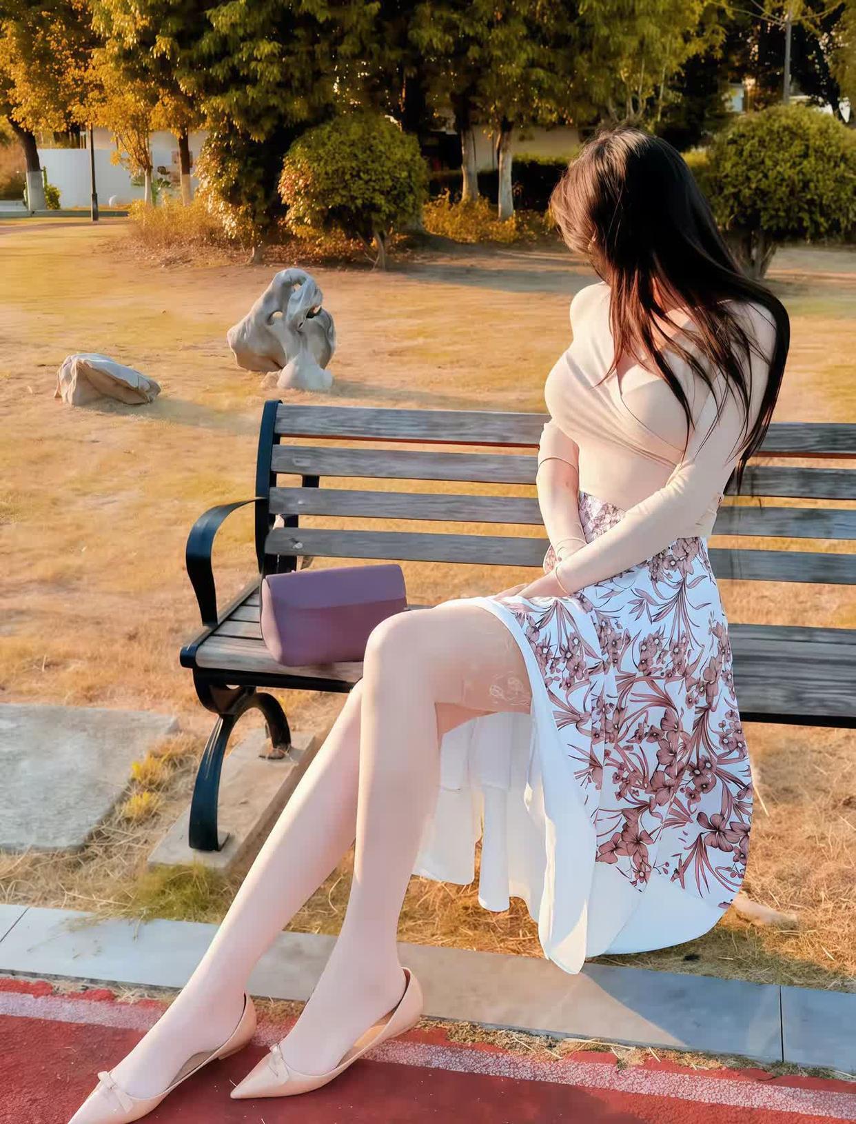 米白色的交叉领上衣简直太有气质了，搭配那条粉色花朵印花半身裙，真是绝配！