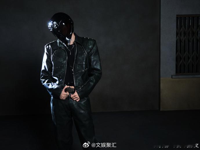 刘耀文留下一条线索、刘耀文铆钉皮衣look一条简单线索，一身亮眼造型，刘耀文用