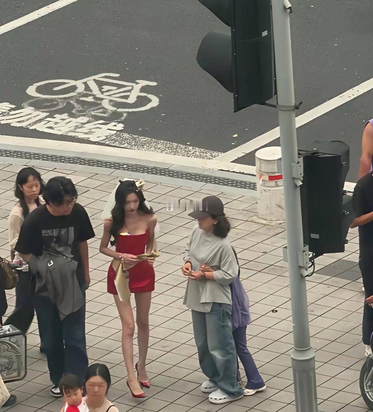 明星和网红不容易啊，都瘦成这样了，在镜头里才刚刚好