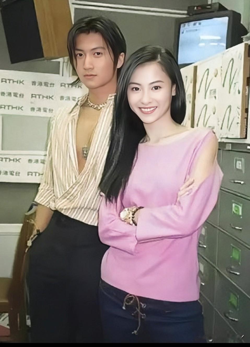 这是谢霆锋和张柏芝年轻时候的一张合影，拍摄于2002年。彼时谢霆锋22岁，张柏芝