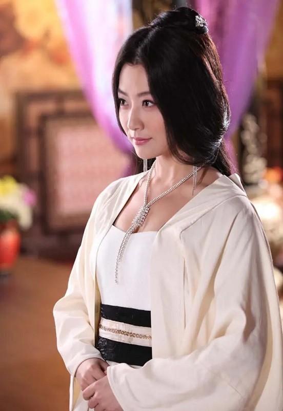 630年，李靖生擒杨广的妻子萧皇后，杀气腾腾地问：“你降不降？否则就像她一样身首