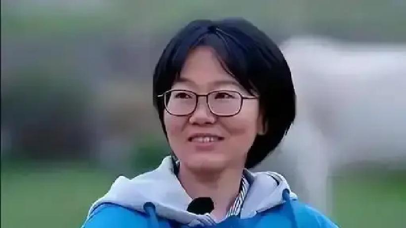 趁着女儿不在家，老太太翻箱倒柜把书架全给倒腾了一遍，顺手拿起厚厚一沓视若珍宝的草