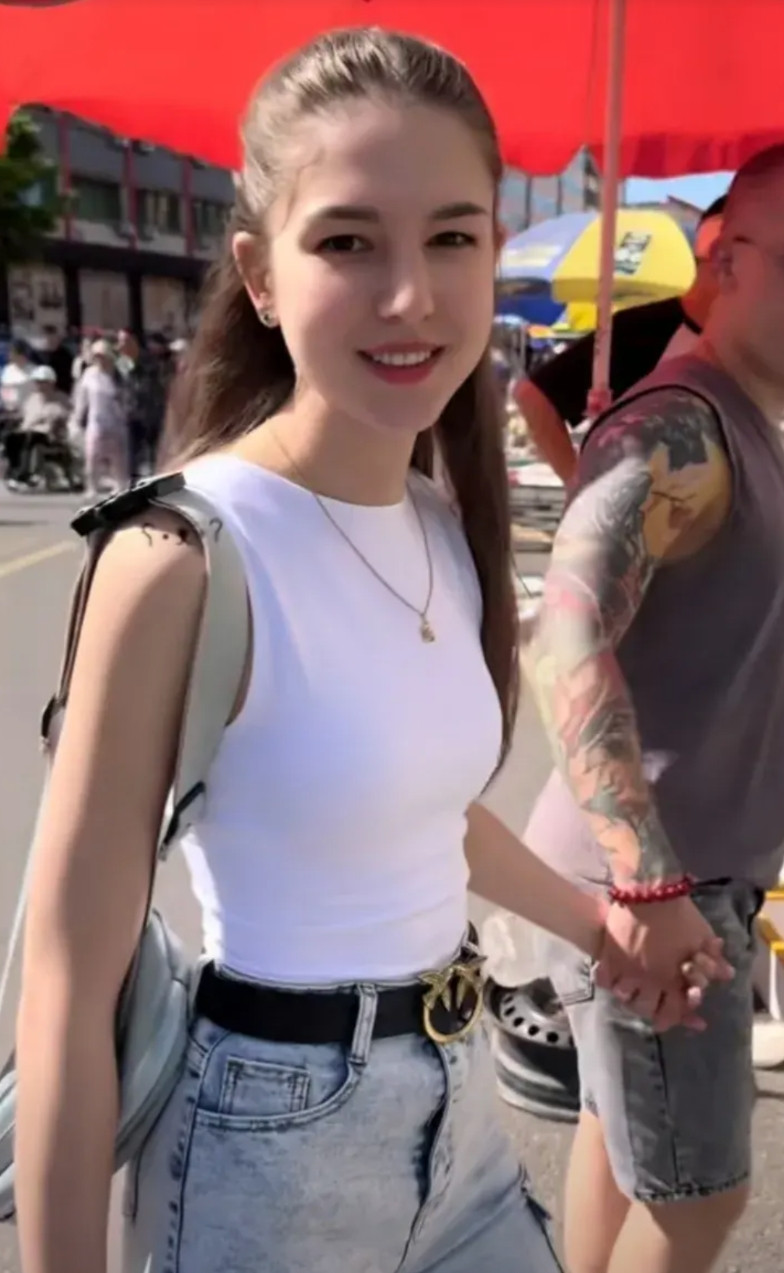 俄罗斯美女出现在黑龙江黑河市，找个中国男友太简单了，这个俄罗斯美女漂亮引进一些