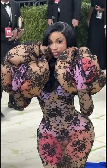 欧美明星啥都敢穿出来走红毯博眼球！这位欧美说唱女星CardiB，每次走红