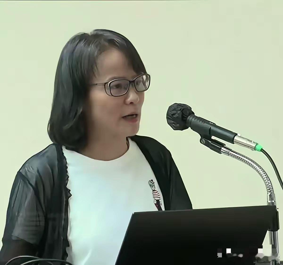 台湾爱国女教师区桂芝严厉抨击郑丽文：你一边说和平，一边购买军火，这可能和平吗？你