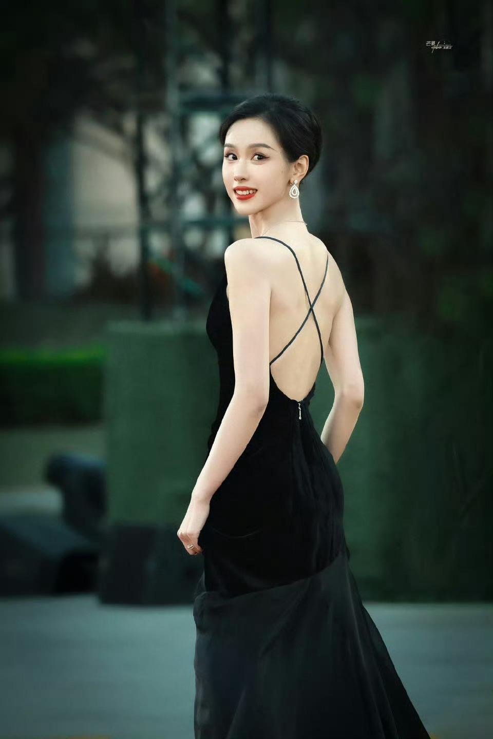 38届金鸡奖红毯让我最惊艳的是陈都灵👍深V黑色吊带礼服，简约大气，端庄优雅又