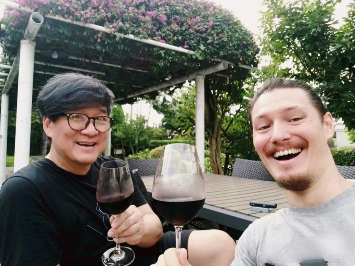 周华健一家非常低调，连他的儿子举行婚礼也没有大操大办，而是只邀请了至亲好友举行了